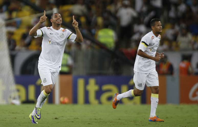 <p>Bruno Peres comemora o primeiro gol do Santos contra o Vasco; lateral ganhou de Galhardo a condi&ccedil;&atilde;o de reserva de Cicinho</p>