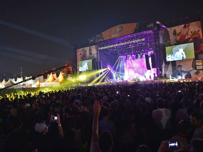 <p>Galera curte show no palco Terra, o principal das atrações do Planeta Terra 2013</p>