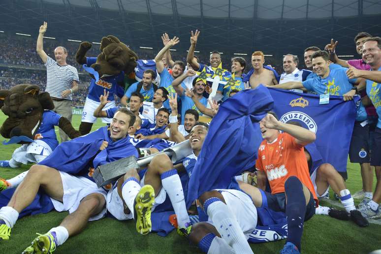 <p>Cruzeiro venceu o Grêmio por 3 a 0 no Mineirão, mas ainda não garantiu matematicamente o título brasileiro; mesmo assim, jogadores festejaram no gramado</p>