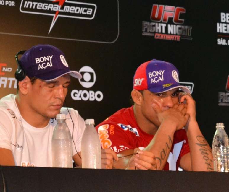 Com Mutante ao lado, Belfort fala ao celular visivelmente emocionado