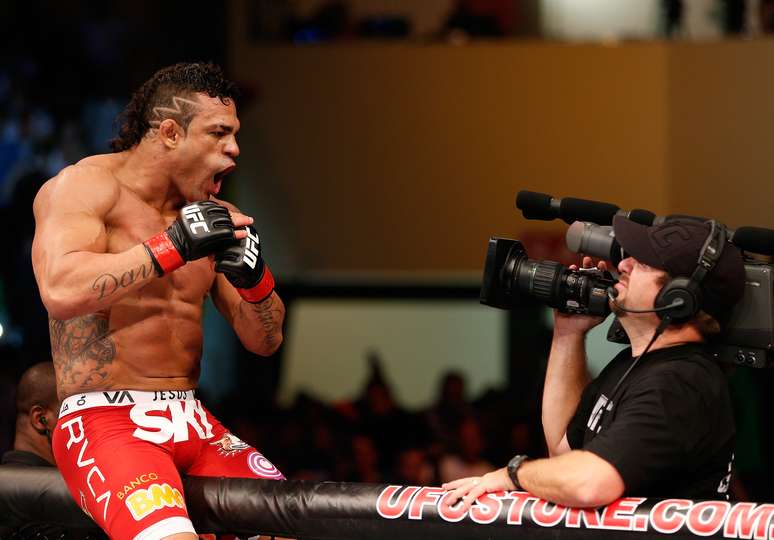 <p>09/11 - Pela terceira vez no ano, Vitor Belfort venceu sua luta com um um chute que decretou o nocaute. A vítima da vez foi Dan Henderson, que nunca tinha sido nocauteado na carreira</p>