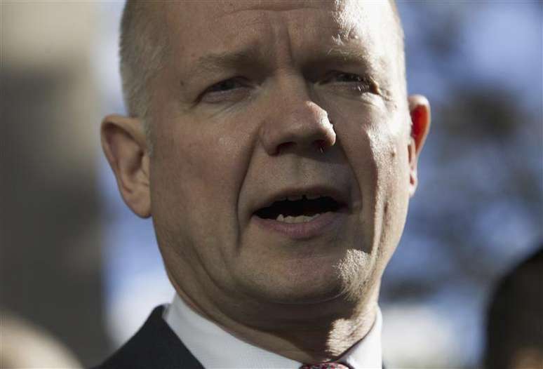 O secretário das Relações Exteriores da Grã-Bretanha, William Hague, se dirige a jornalistas após seu encontro com o secretário de Estado norte-americano, John Kerry, nas negociações para conter o programa nuclear iraniano no último sábado, em Genebra. 09/11/2013