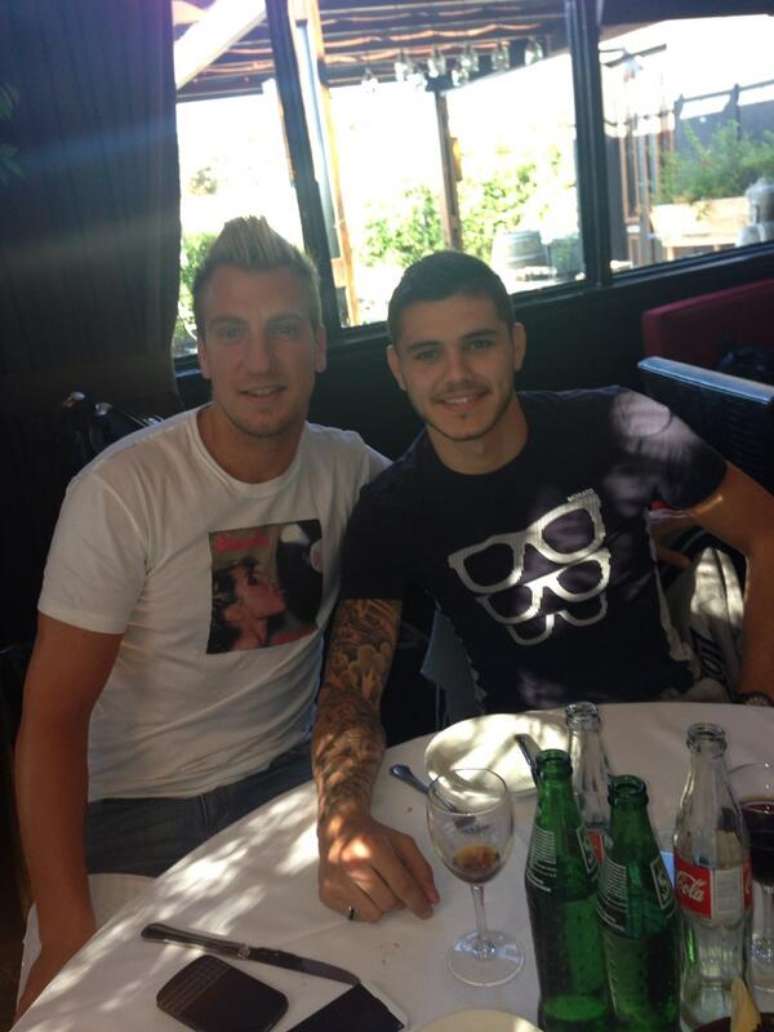 <p>Maxi (&agrave; esquerda) e Icardi foram companheiros de equipe na Sampdoria</p>