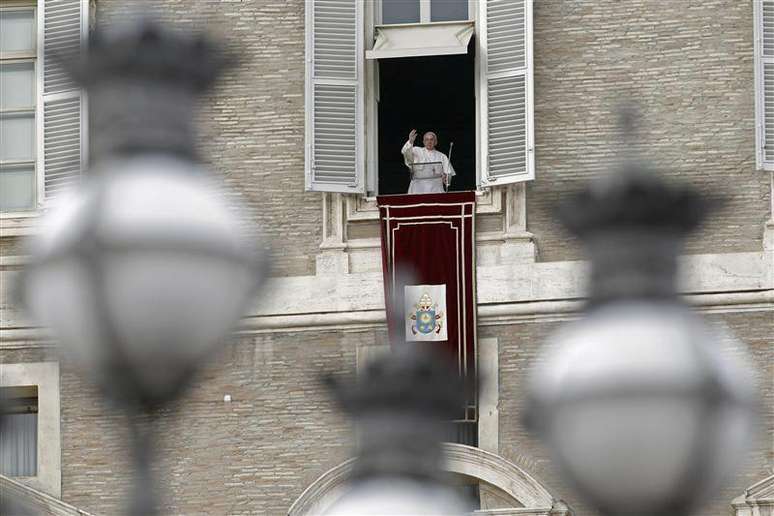 Papa Francisco acena durante a missa semanal de Ângelus, em sua janela na Praça de São Pedro, no Vaticano. 10/11/2013