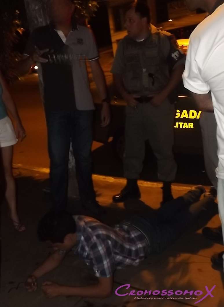 <p>Homem foi imobilizado por taxistas e preso em flagrante ap&oacute;s atacar uma mulher no bairro Rio Branco</p>