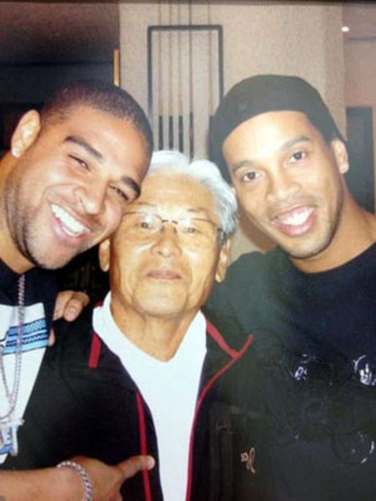 <p>Adriano e Ronaldonho com Takahashi</p>