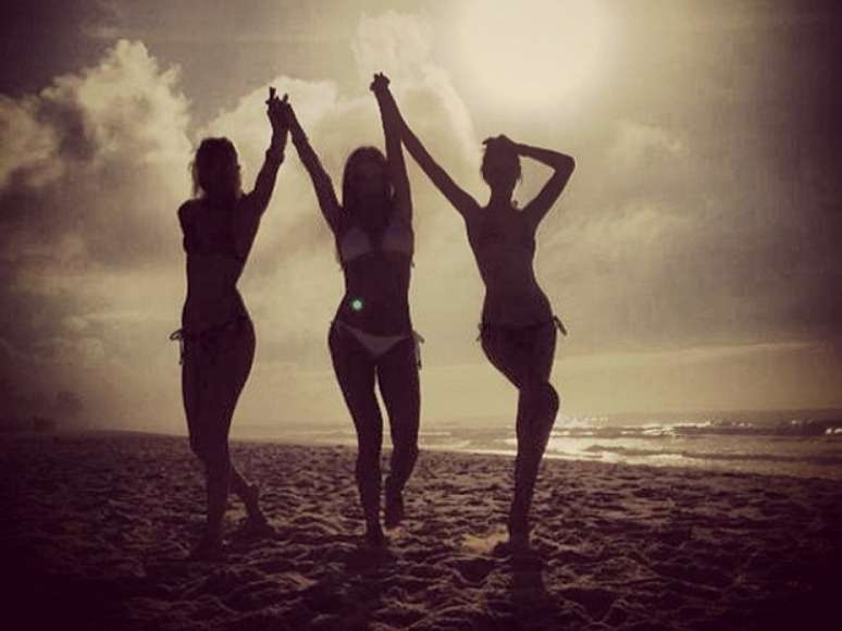 <p>Antes de desfilar pela grife Ausländer, a atriz postou no Instagram imagens suas na praia, na companhia das modelos Aline Weber e Daiane Conterato</p>