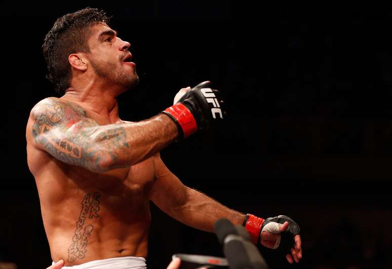 <p>Thiago Tavares levantou o p&uacute;blico em Goi&acirc;nia ao finalizar o americano Justin Salas</p>