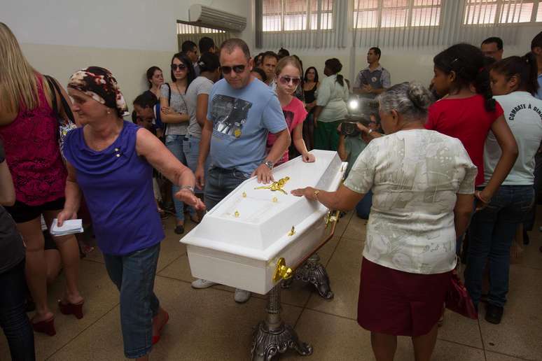 Familiares, amigos e moradores de São Joaquim da Barra (SP) participam do velório do menino Joaquim Ponte Marques, 3 anos, nesta segunda-feira