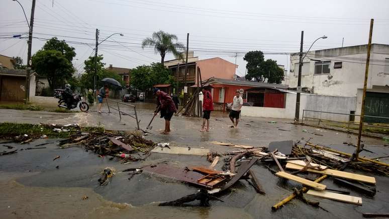 Moradores organizam mutir&atilde;o de limpeza em arroio que transbordou em Porto Alegre