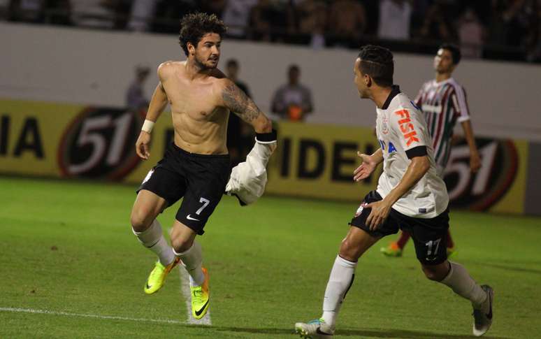 <p>Alexandre Pato comemora depois de marcar o gol da vitória do Corinthians no domingo</p>
