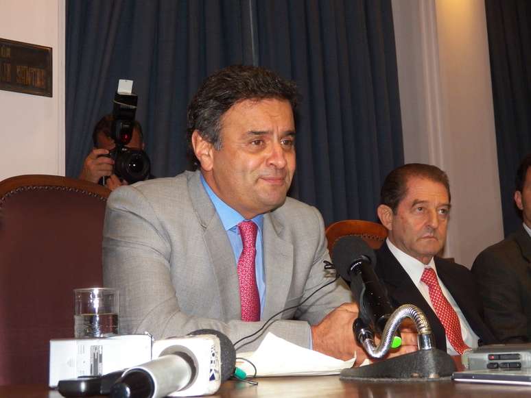 <p>A&eacute;cio criticou gest&atilde;o PT na Presid&ecirc;ncia e condu&ccedil;&atilde;o e resultado do&nbsp;leil&atilde;o de Libra</p>