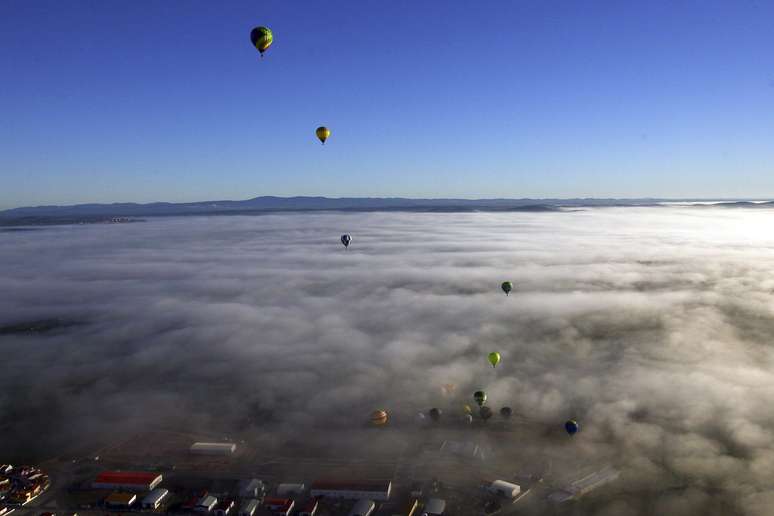 Bal&otilde;es colorem c&eacute;u de vilarejo portugu&ecirc;s durante festival