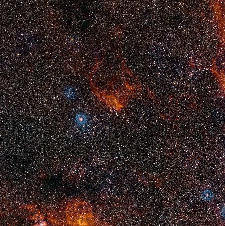 Imagem de grande angular mostra a zona do céu em torno do enxame estelar NGC 3572 e as suas nuvens de gás associadas