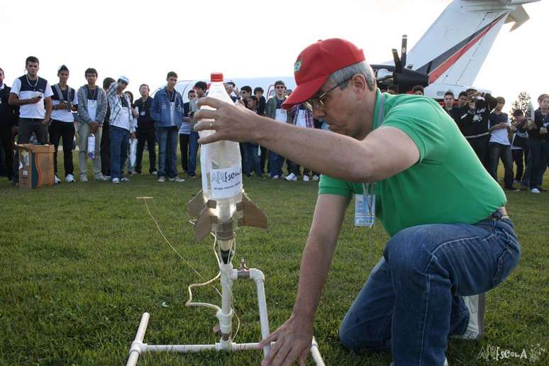 Entre as atividades, está o lançamento de foguetes feitos com garrafas PET