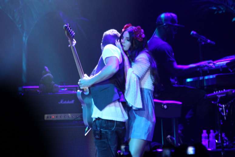 Depois de se apresentar no Planeta Terra Festival 2013, no s&aacute;bado (9), em S&atilde;o Paulo, Lana Del Rey seguiu para o Rio de Janeiro, onde subiu ao palco do Citibank Hall, na Barra da Tijuca. Com flores no cabelo e pernas &agrave; mostra, a cantora entoou seus hits e can&ccedil;&otilde;es mais recentes, que fazem parte da turn&ecirc; do disco 'Paradise'