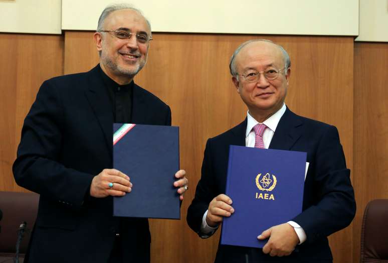 O diretor da Organização Nuclear Iraniana, Ali Akbar Salehi (esq.), e o diretor da AIEA, Yukiya Amano