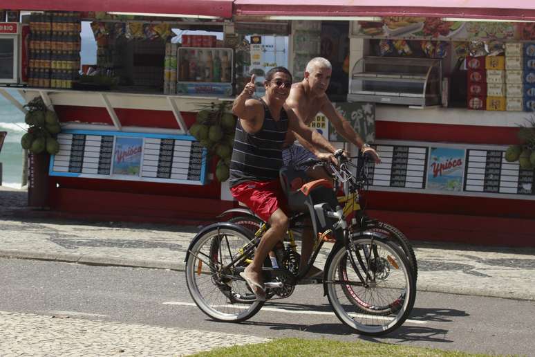 Zeca Pagodinho aproveitou o calor para passear de bicicleta na orla da praia da Barra da Tijuca, no Rio de Janeiro, nesta segunda-feira (11). Ao lado de um amigo, o cantor esbanjou simpatia, falando com pessoas no percurso e tamb&eacute;m acenando para o fot&oacute;grafo
