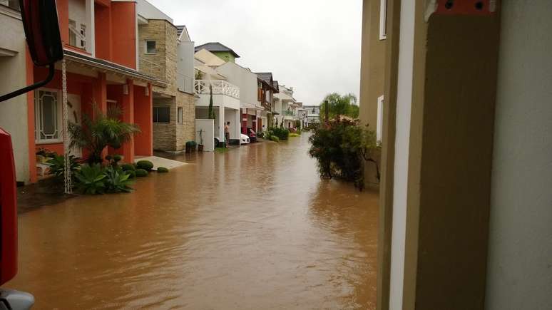 Em um condom&iacute;nio de alto padr&atilde;o, um muro rompeu e o local acabou alagado