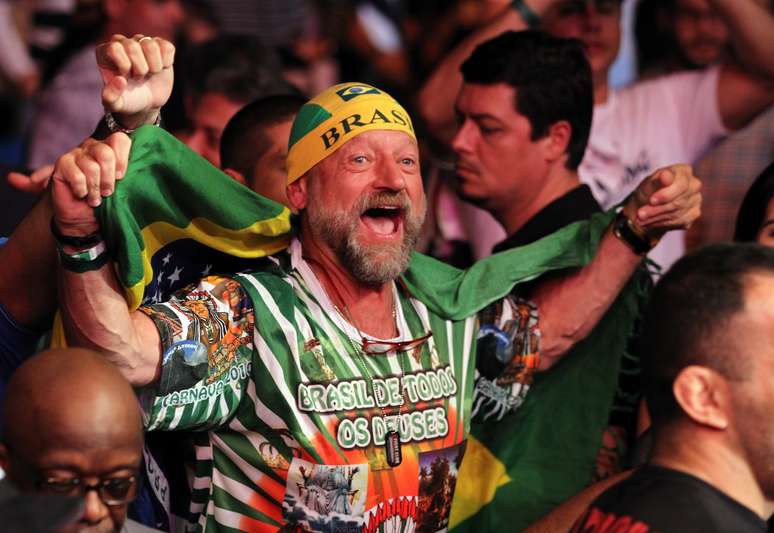 Torcida no Brasil "ameaça" os estrangeiros: "uh! vai morrer!"