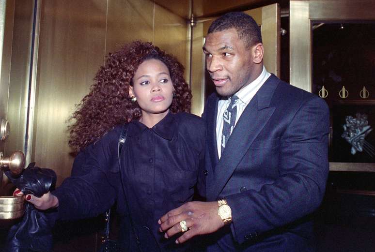 <p>Tyson e Robin Givens ficaram casados entre 1988 e 1989</p>