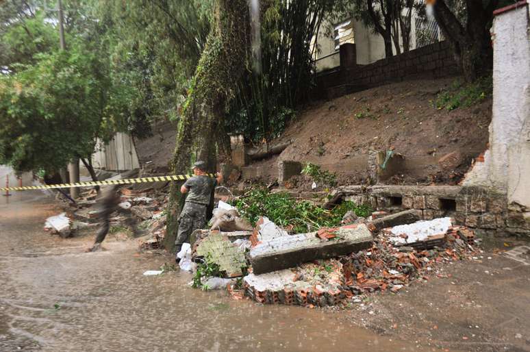 Chuva forte que atinge Porto Alegre derruba parte do muro do Hospital Militar, na rua Marqu&ecirc;s do Pombal