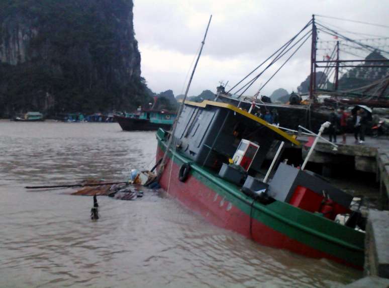 Tufão chegou ao Vietnã com menos força que às Filipinas, mas ainda assim provocando devastação