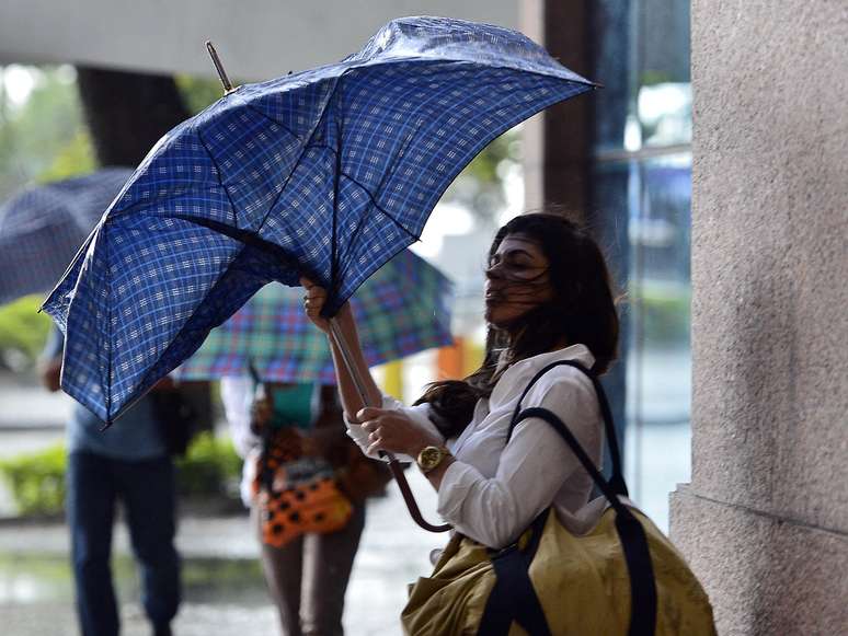 <p>Pedestre luta contra o vento no centro do Rio de Janeiro</p>