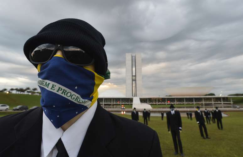 Protesto pede do governo a mesma transparência cobrada de manifestantes, que vêm sendo proibidos de usar máscaras em atos públicos