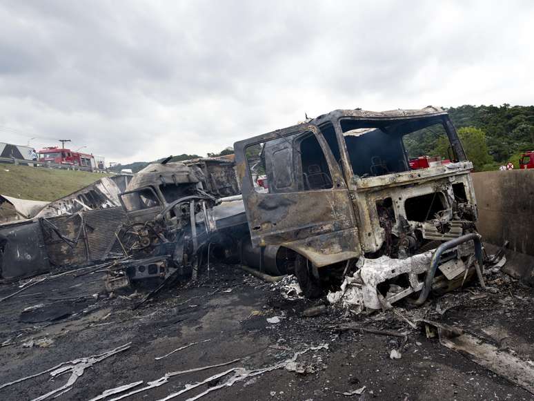 <p>Acidente envolvendo cinco veículos deixou uma pessoa morta na rodovia Anhanguera</p>