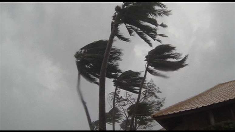 Cinegrafista viajou a Tacloban especialmente para captar imagens da tempestade, que devastou a cidade