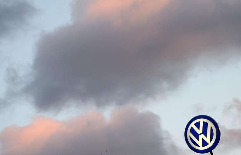 <p>Logo da marca alem&atilde; Volkswagen fotografado em uma concession&aacute;ria de Hamburgo, na Alemanha</p>