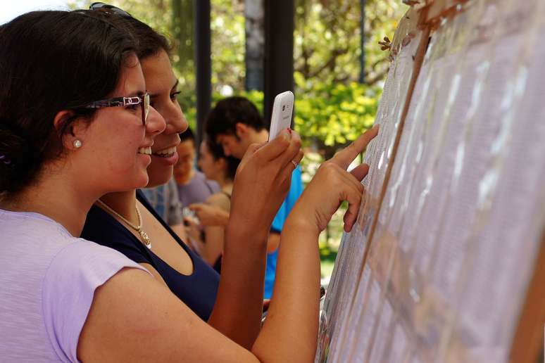 Movimentação de estudantes na primeira fase do Vestibular da Unicamp, em Campinas