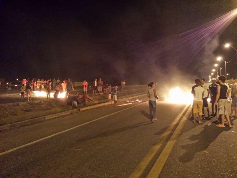 Moradores atearam fogo em pneus e bloquearam os dois sentidos do Anel Viário em Vitória da Conquista