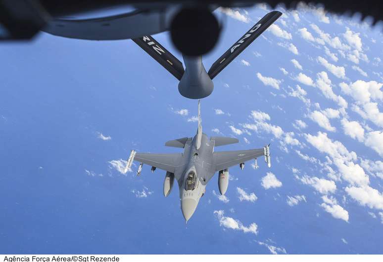 Com uma tripulação composta por apenas dois pilotos e um operador do sistema de transferência de combustível (boomer), o KC-135 reabasteceu os caças F-16 do Chile e dos Estados Unidos