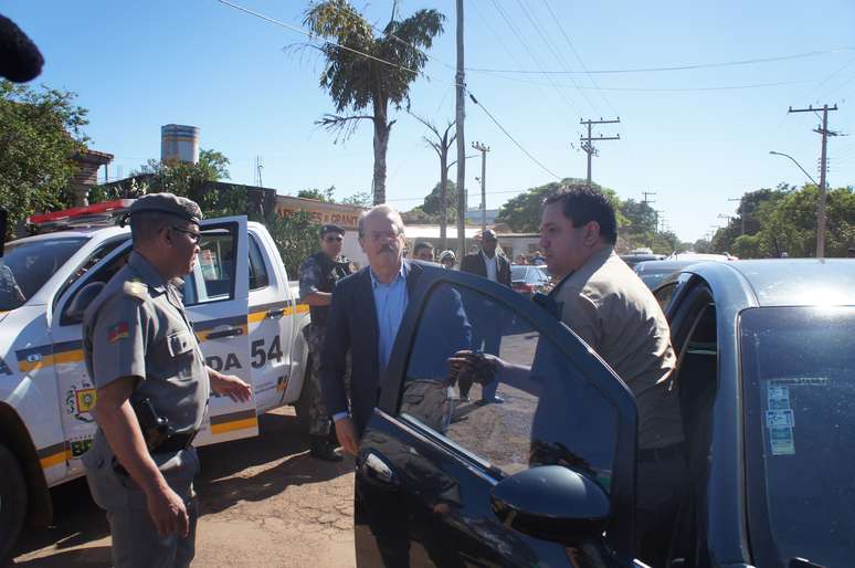 <p>Governador do Rio Grande do Sul, Tarso Genro (PT), chega ao local da exumação de Jango na manhã desta quarta-feira</p>