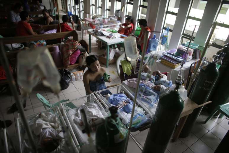 Na capela transformada em hospital, bebês lutam pela vida