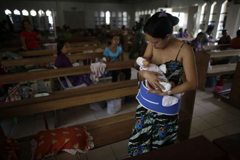 Uma mãe embala seu bebê