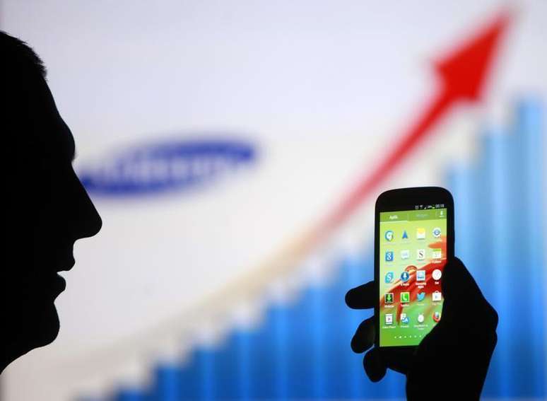 <p>Homem &eacute; fotografado com smatphone Samsung Galaxy S3, em Zenica, na B&oacute;snia e Herzegovina</p>