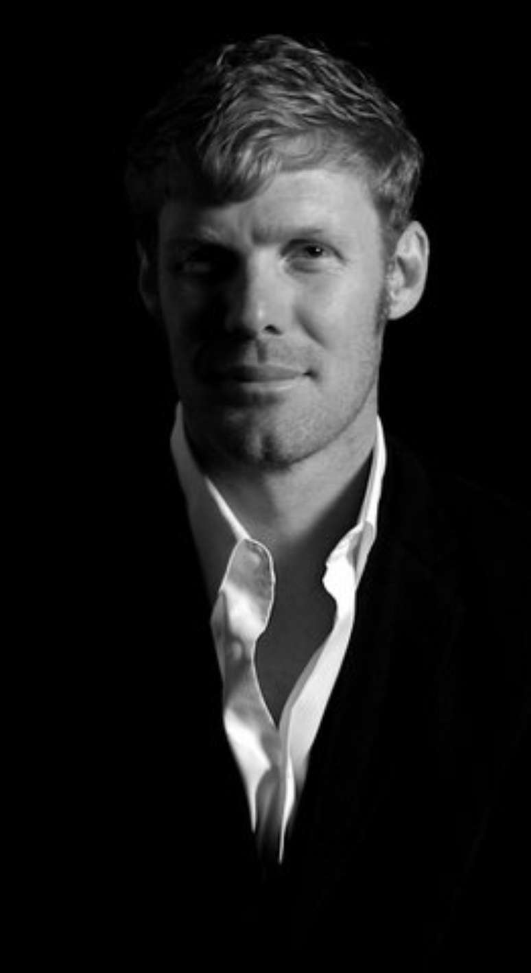 Lalas em visual mais "limpo" que adota atualmente em seu trabalho como comentarista