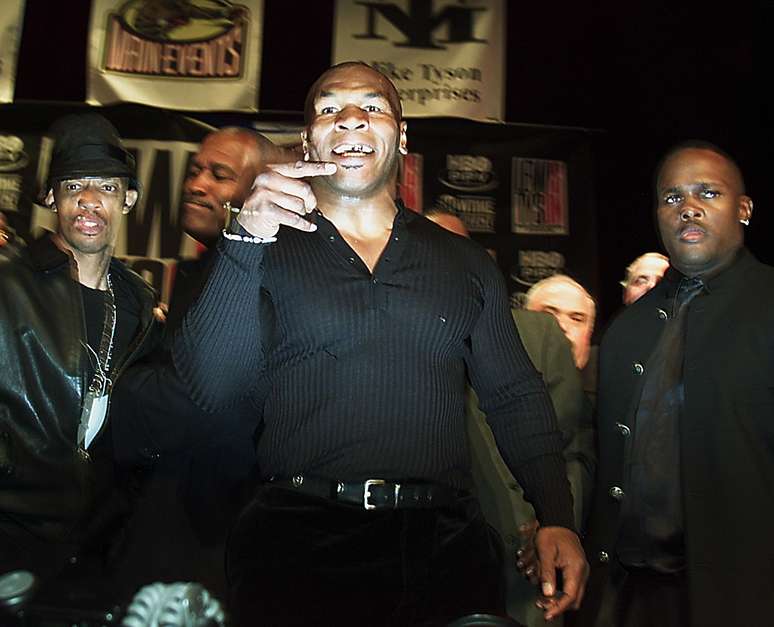 <p>Em 2002, Tyson tentou agredir Lewis logo no começo da conferência de imprensa</p>