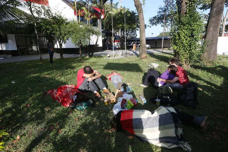 Um grupo de estudantes da USP realiza uma vig&iacute;lia desde a noite de ontem (12) em frente ao 91&ordm; Distrito Policial na Vila Leopoldina, zona oeste de S&atilde;o Paulo, onde dois estudantes est&atilde;o detidos
