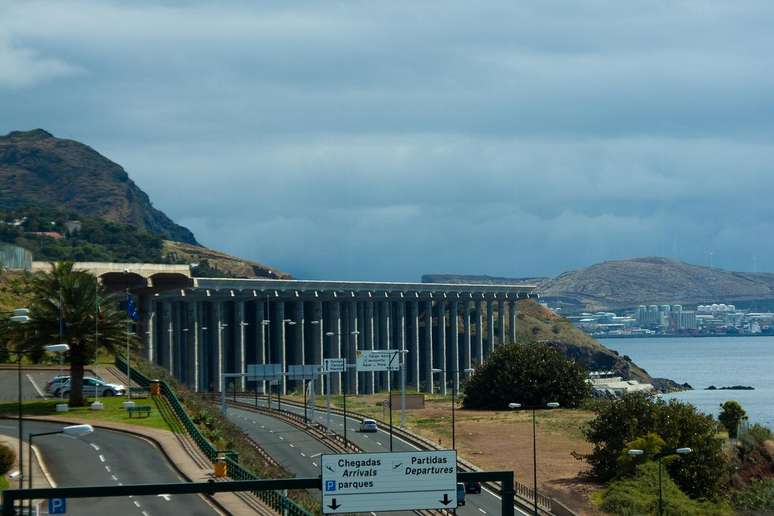 <p><strong>Aeroporto de Madeira, Portugal</strong><br />Prensado entre uma colina e o mar, o Aeroporto de Madeira tem uma pista extremamente curta que se estende sobre as águas para dar uma pequena margem de erro aos aviões. As frequentes turbulências sobre o Arquipélago de Madeira colaboram para fazer as aterrissagens difíceis e assustadoras</p>