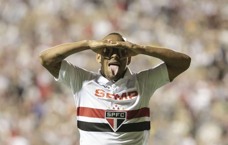Ademílson festeja o segundo gol do São Paulo