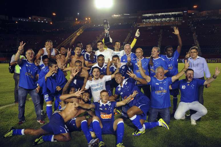 <p>Cruzeiro comemora título de 2013; clubes brasileiros perdem valor em um ano</p>