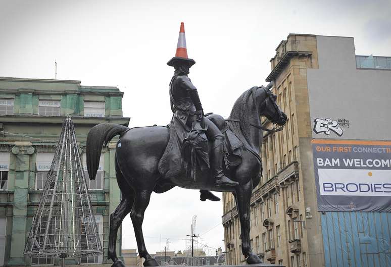 Brincalhões costumam colocar cones de trânsito na cabeça da estátua do Duque de Wellington