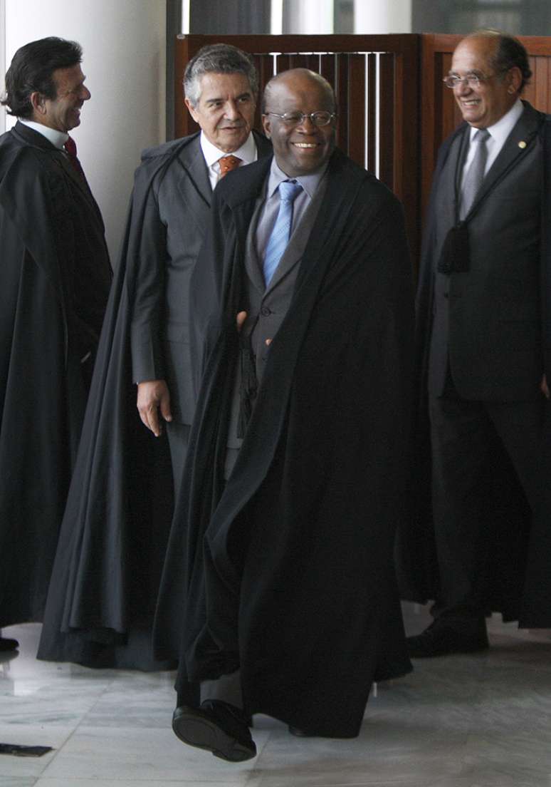 <p>Ministros do STF entrando no plenário para início da sessão. Na frente, Joaquim Barbosa</p>