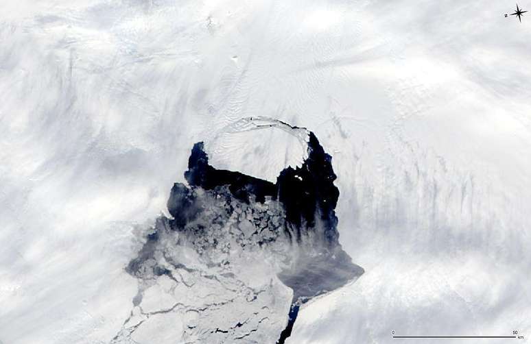 Imagens aéreas recentes tomadas do local mostram uma faixa de água entre o iceberg e a geleira Pine Island, da qual ele se desprendeu