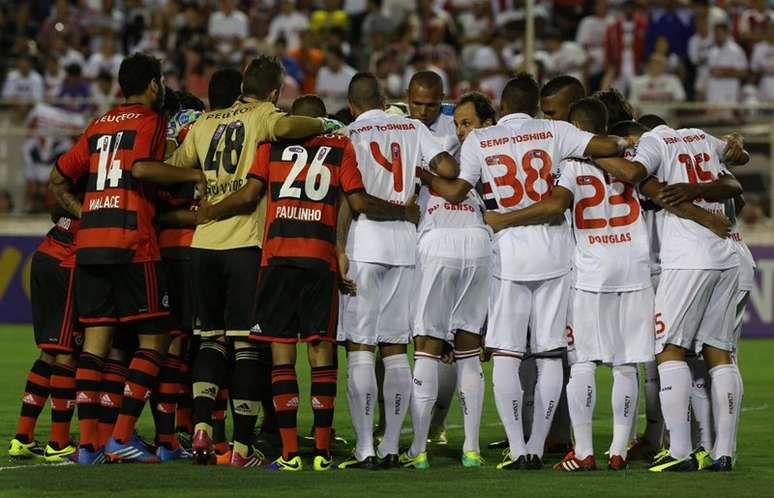 Jogadores de Flamengo e São Paulo se reúnem para discutir manifestação antes de partida em Itu