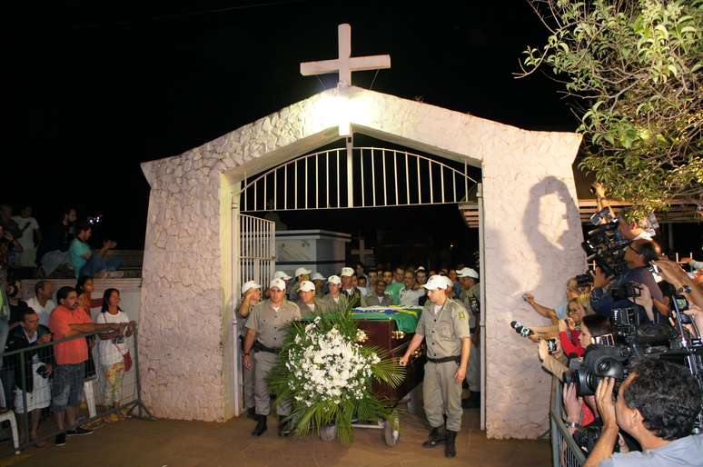 <p>Exumação demorou mais que o previsto; urna com os restos mortais de Jango segue agora para Brasília</p>